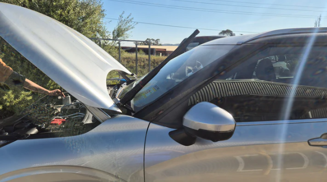 GMF4x4 BB-185P Mitsubishi Outlander 2021-Current Bonnet Cellular/UHF Antenna Bracket